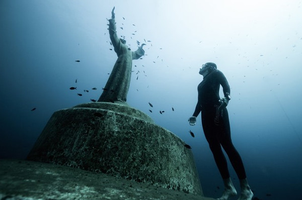 Tượng Christ of the Abyss, Portofino, Italy: Bức tượng chúa Jesus cao 2,5m này được đặt ở nơi Dario Gonzatti thiệt mạng vào năm 1947. Nằm ở độ sâu 10m, tác phẩm của nhà điêu khắc Guido Galletti được nhiều người mê lặn biết tới. (Ảnh: Julie Gautier).