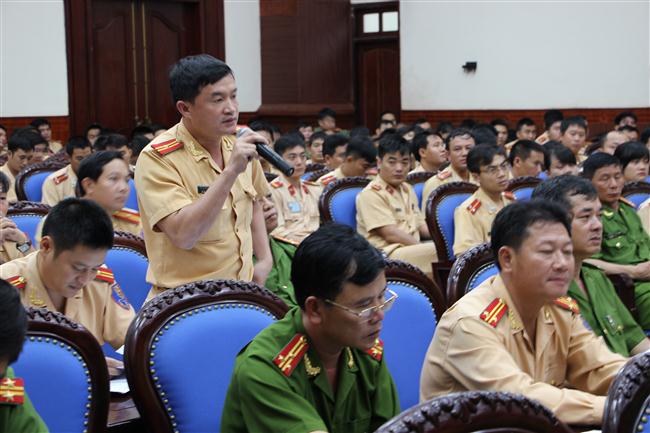 Cán bộ Cảnh sát giao thông nêu ý kiến đề xuất lên đồng chí Giám đốc Công an tỉnh