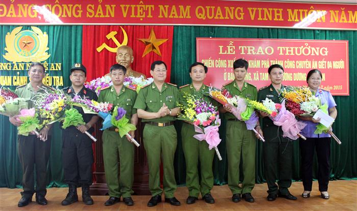Nhiệm kỳ vừa qua, Đảng bộ Công an tỉnh đã hoàn thành vượt mức các mục tiêu, nhiệm vụ,  là nòng cốt trên mặt trận đảm bảo ANQG và giữ gìn TTATXH                                                                    (Trong ảnh: Đồng chí Đại tá Nguyễn Hữu Cầu, Giám đốc Công an tỉnh khen thưởng                   Ban chuyên án điều tra vụ thảm sát tại bản Phồng, xã Tam Hợp, huyện Tương Dương)