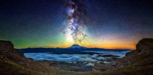 Nó xuất hiện trên bầu trời như một dải sáng trắng kéo dài từ chòm sao Tiên Hậu (Cassiopeia) ở phía Bắc đến chòm sao Nam Thập Tự (Crux) ở phía Nam.