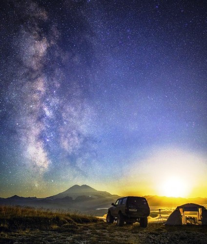 Dải Ngân hà của chúng ta còn có những người láng giềng như thiên hà Triangulum, Andromeda... Ước tính trong vài tỉ năm nữa, dải Ngân hà sẽ sát nhập với thiên hà Andromeda.