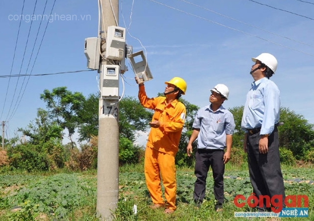 Nhân viên ngành Điện lực phối hợp với chính quyền cơ sở kiểm tra hệ thống đường dây tải điện trước mùa mưa bão