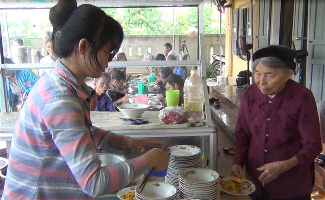 Chia sẻ yêu thương từ quán cơm đoàn kết