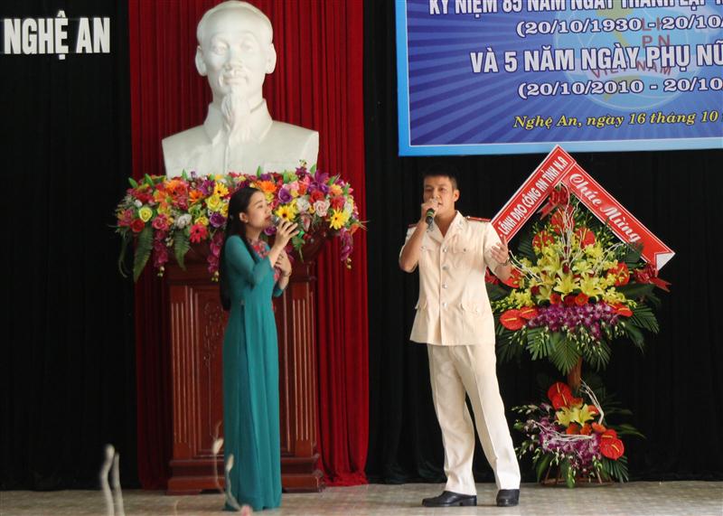 Tiết mục văn nghệ của Đoàn Thanh niên Công an tỉnh chúc mừng tại buổi tọa đàm