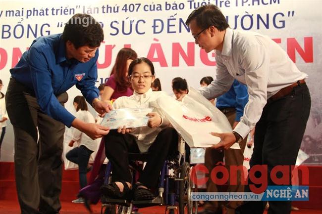 Trao học bổng 'Tiếp sức đến trường'