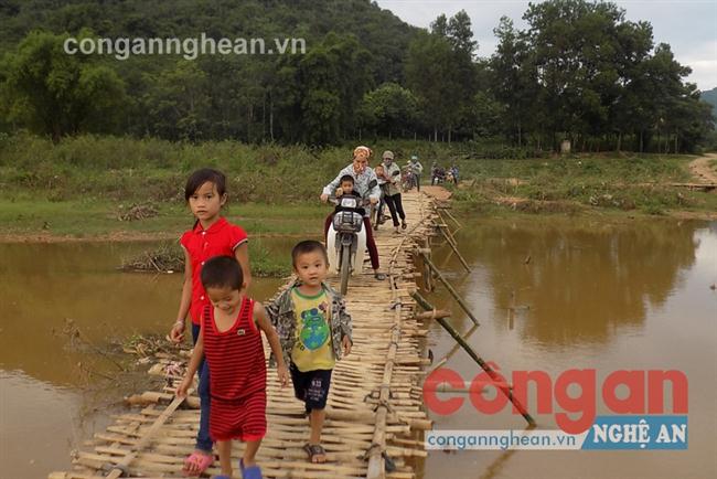 Tiềm ẩn nhiều nguy cơ khi đi lại trên chiếc cầu tạm