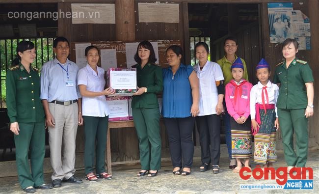 Khám bệnh, cấp thuốc miễn phí cho chị em phụ nữ vùng biên giới