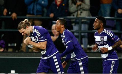 Guillaume Gillet (trái) đã lập một siêu phẩm vào lưới Tottenham