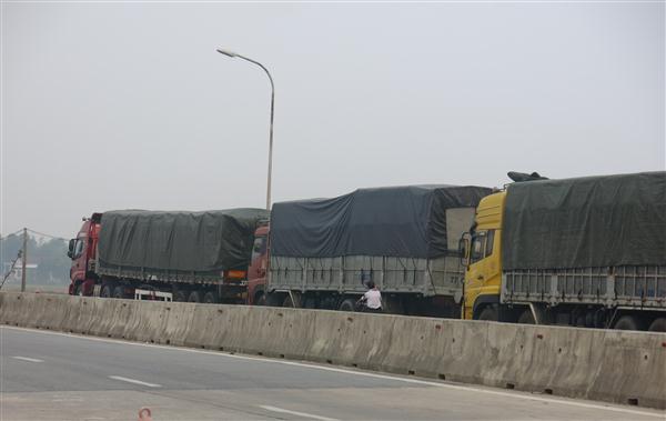 Đoàn xe quá tải bị phạt gần 300 triệu đồng