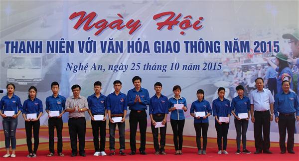 Trao quà cho các sinh viên có hoàn cảnh khó khăn do TNGT