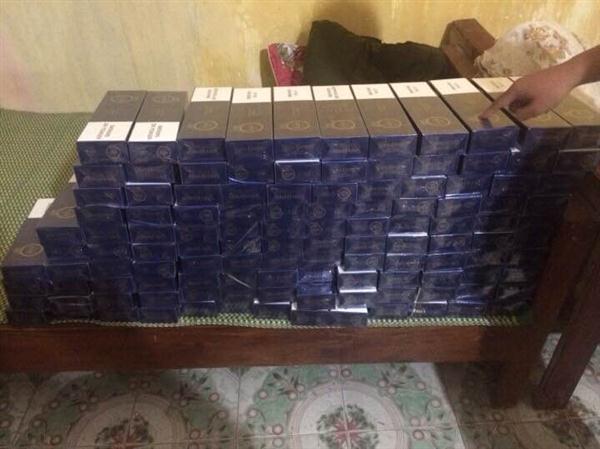113 cây thuốc lá 3 số nhãn hiệu 555 bị lực lượng trạm CSGT Diễn Châu thu giữ.