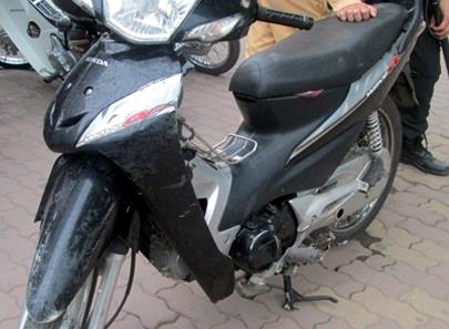 Đột nhập vào nhà dân trộm xe máy