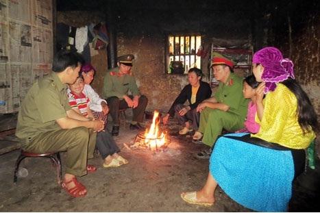 Công an tỉnh Hà Giang tăng cường xuống cơ sở, tuyên truyền bà con cảnh giác trước tội phạm mua bán người.
