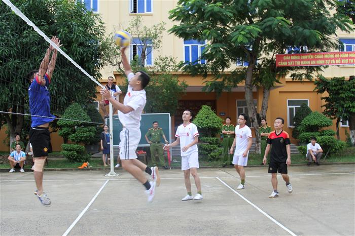 Tổ chức giải bóng đá, bóng chuyền kỷ niệm 65 năm ngày truyền thống lực lượng