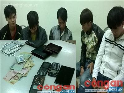 Nhóm 9X đánh bạc tại quán cà phê
