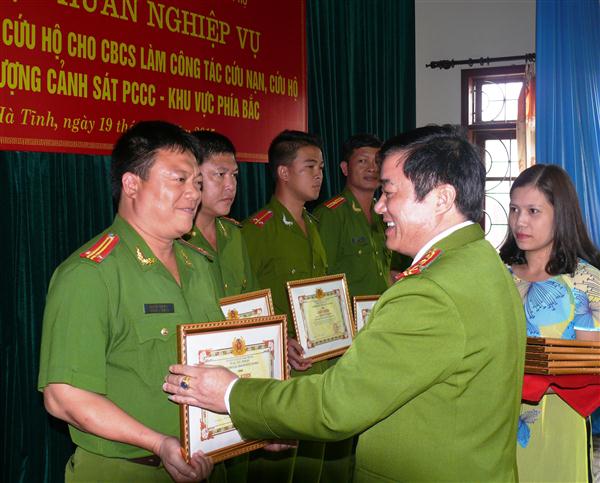 Bế giảng lớp huấn luyện công tác cứu nạn, cứu hộ