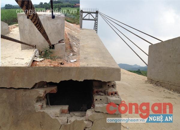 Cầu treo hàng chục tỉ đồng chưa sử dụng đã hư hỏng nặng