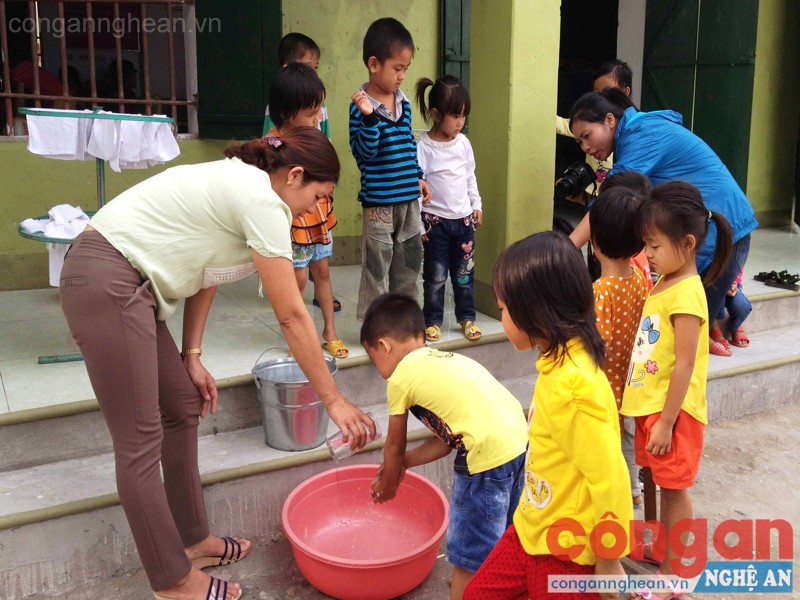 Hàng ngày, 2 cô giáo phải đi xin nước ở nhà người dân để các cháu sử dụng