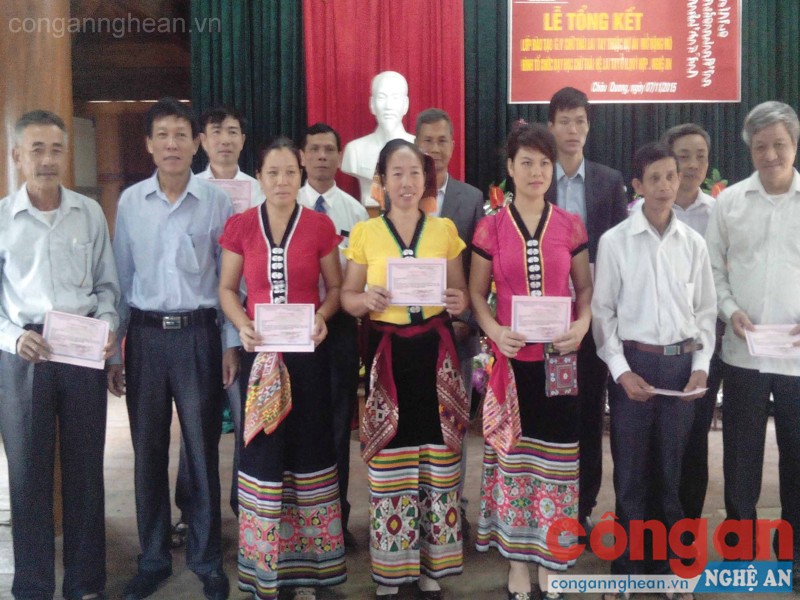 Bế giảng lớp học chữ Thái hệ Lai - Tay