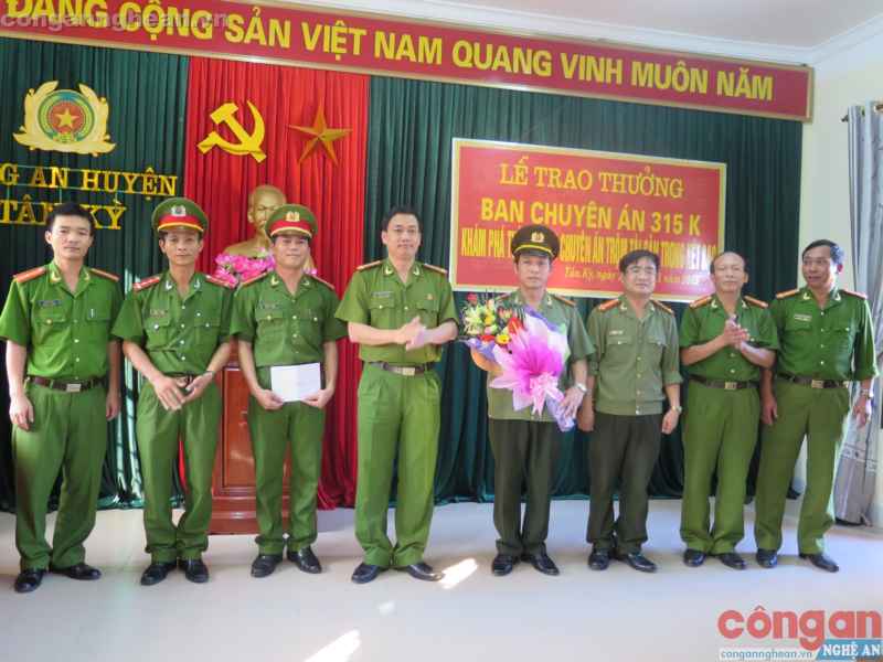Khen thưởng CA Tân Kỳ phá thành công chuyên án trộm tài sản trong két sắt