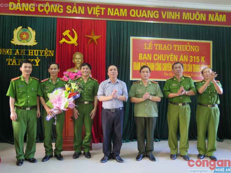 Các cá nhân và tập thể được khen thưởng
