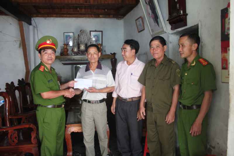 2.	Đại diện Công an huyện Nam Đàn tặng quà của Công an huyện Nam Đàn cho đồng chí Võ Thanh Hải