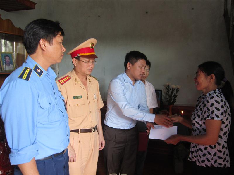 Thăm hỏi, động viên nạn nhân TNGT tại Nghĩa Đàn