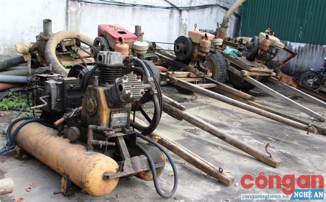 Nhiều máy hút cát, sỏi trái phép bị Công an huyện                       Quỳ Hợp thu giữ