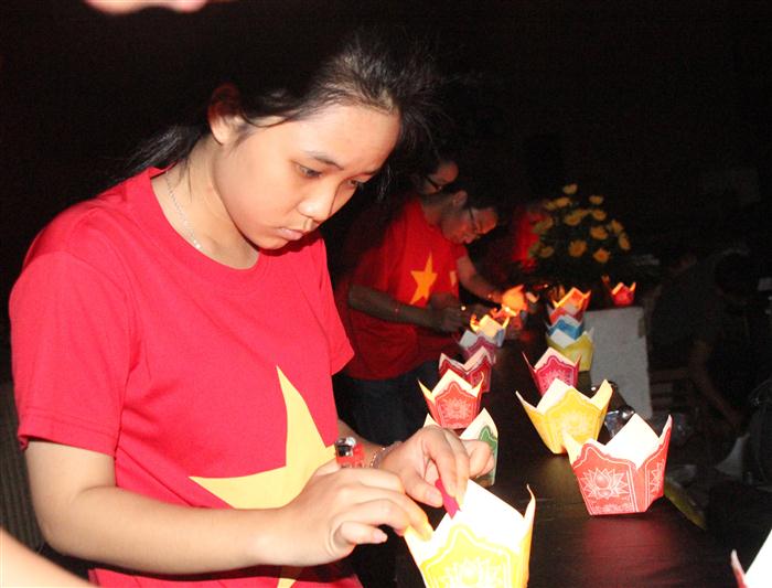 Đoàn viên thanh niên thắp nến tại lễ tưởng niệm