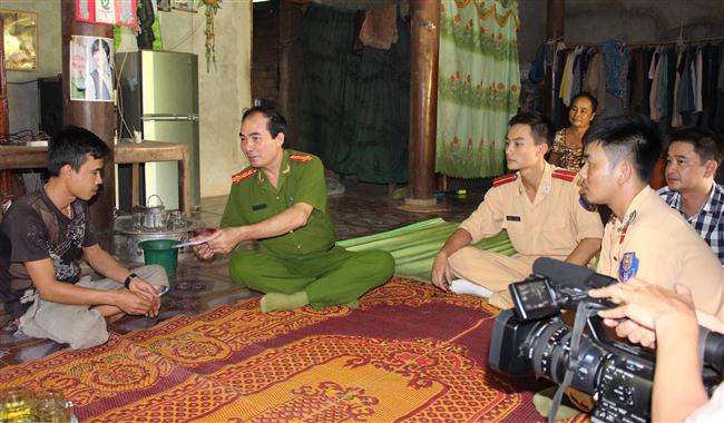 Thăm, tặng quà các nạn nhân bị tai nạn giao thông