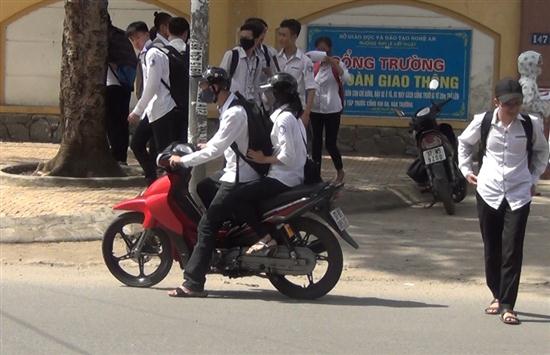 Khó khăn trong việc xử lý tình trạng học sinh điều khiển xe máy tới trường