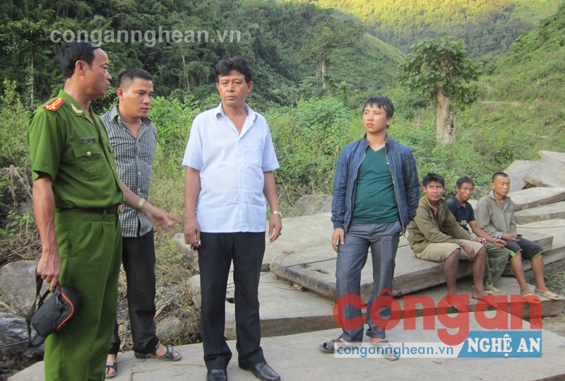 Lãnh đạo Phòng Cảnh sát môi trường trực tiếp chỉ đạo vụ tàn phá rừng trái phép tại bản Piêng Cọoc