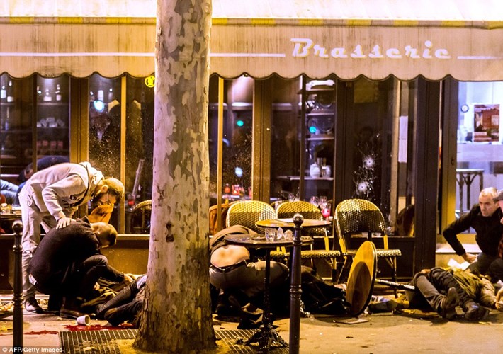 Người chết và người bị thương ở bên ngoài quán cà phê Bonne Biere. (ảnh: AFP)