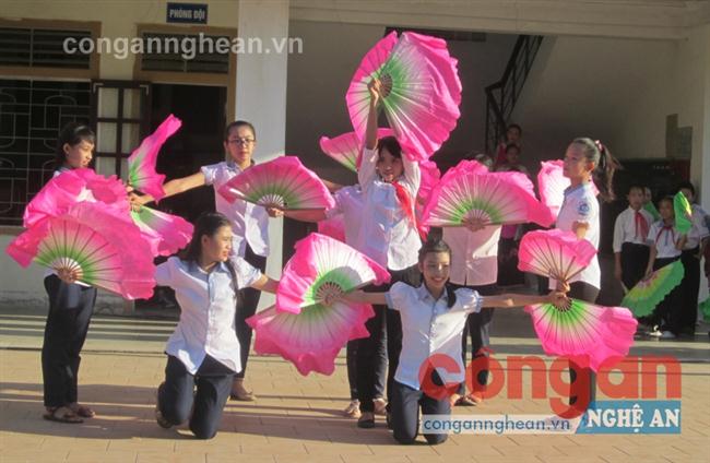 Học sinh Trường THCS Hưng Dũng, TP Vinh tập văn nghệ                                  chuẩn bị cho hội diễn ngày 20/11