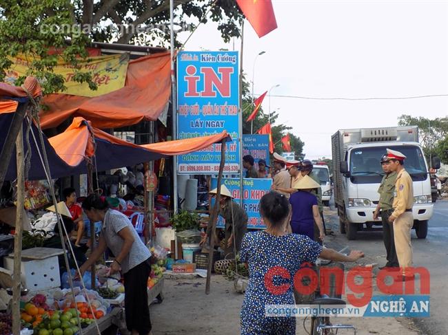 Công an huyện Quỳ Hợp vận động người dân tự giải toả hàng quán lấn chiếm hành lang ATGT