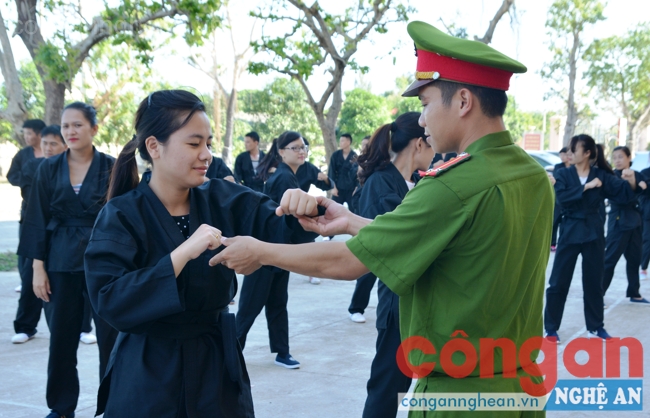Đi lên từ gian khó