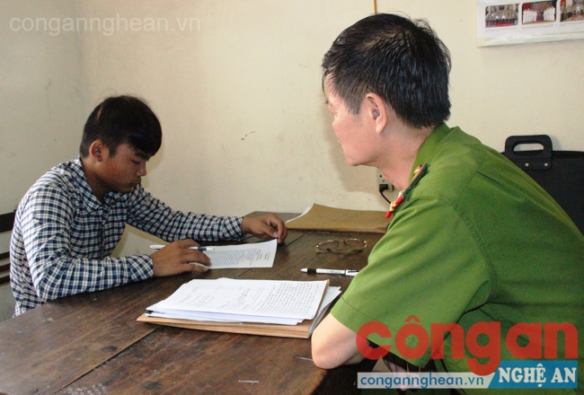 Khởi tố đối tượng chống người thi hành công vụ