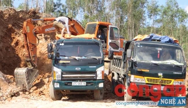 Khai thác đất trái phép giữa ban ngày