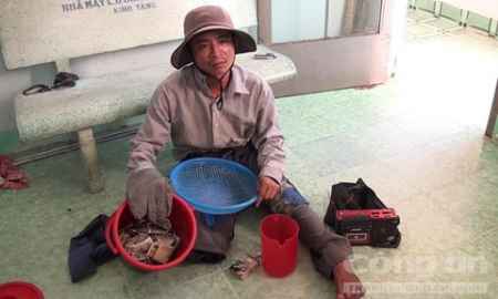 Cảnh giác: Thanh niên khỏe giả tàn tật xin tiền triệu