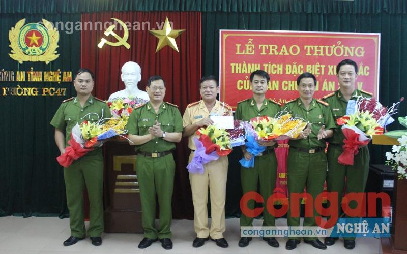 Đồng chí Đại tá Nguyễn Hữu Cầu, Giám đốc Công an tỉnh và đồng chí Đại tá Nguyễn Mạnh Hùng, Phó Giám đốc Công an tỉnh trao thưởng cho đại diện Ban chuyên án 288V