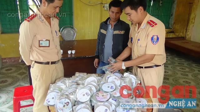 Bắt vụ vận chuyển 1.700 đĩa lậu có nội dung đồi truỵ