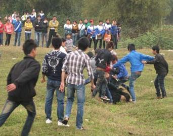 Trai làng đánh nhau do mâu thuẫn