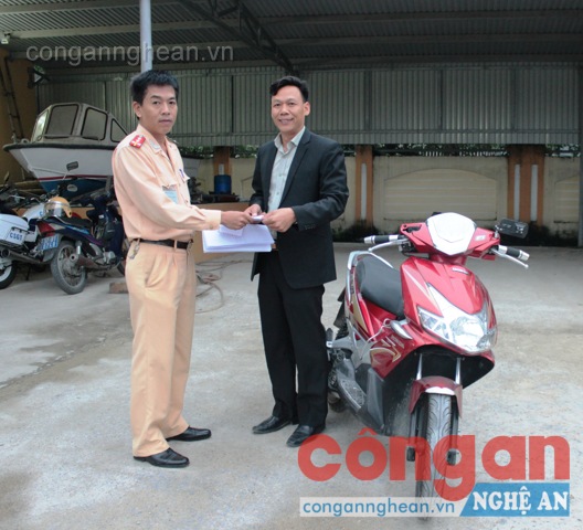 Đại uý Nguyễn Thanh Sơn trao trả chiếc xe bị mất cho anh Lê Văn Nguyên