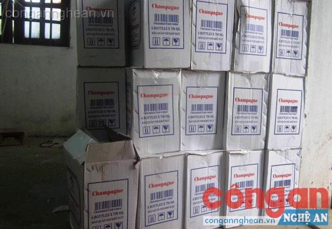   300 chai rượu không rõ nguồn gốc trong vụ việc