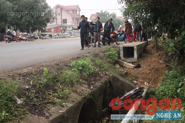 Phát hiện thi thể phụ nữ cùng chiếc xe dưới mương nước