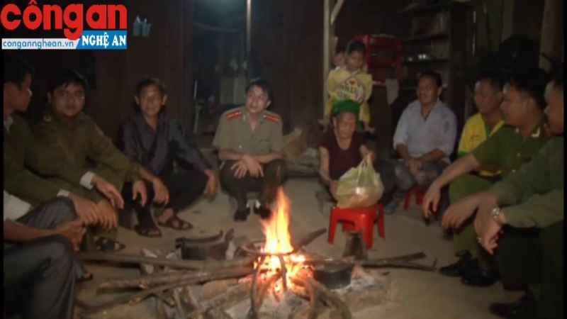 Cán bộ chiến sĩ lực lượng an ninh Công an Nghệ An thường xuyên bám dân, bám địa bàn