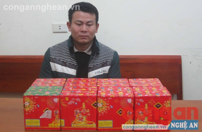 Bắt đối tượng mua bán 12 kg pháo