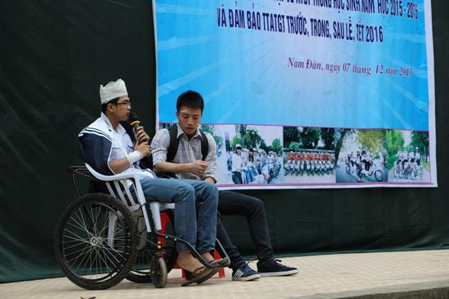 Tiết mục kịch “Giá như” đã gửi một thông điệp đến toàn thể học sinh tham dự về việc chấp hành luật ATGT đường bộ.
