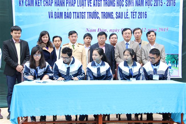 Ký cam kết bảo đảm ATGT năm học 2015 - 2016