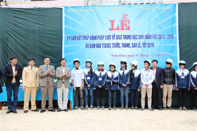 Tặng mũ bảo hiểm cho học sinh nghèo, vượt khó